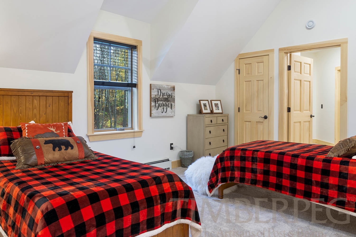 Ludlow, Vermont Ski Home bedroom with two twin beds