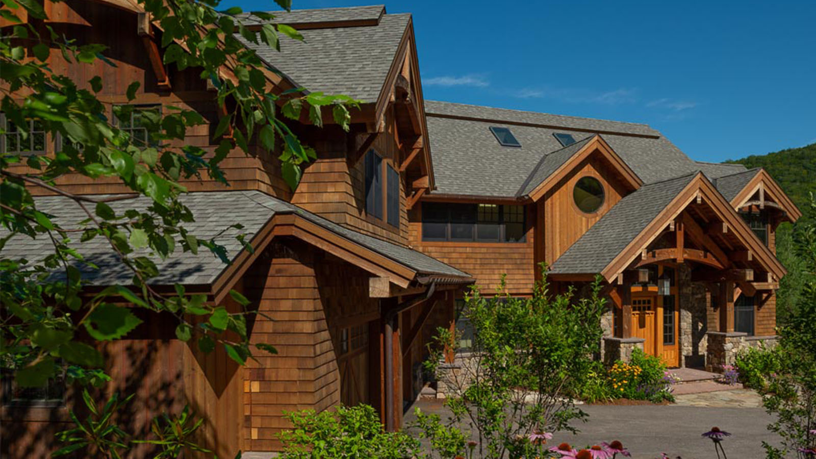 Loon Mountain exterior showcasing trusses and timber frame