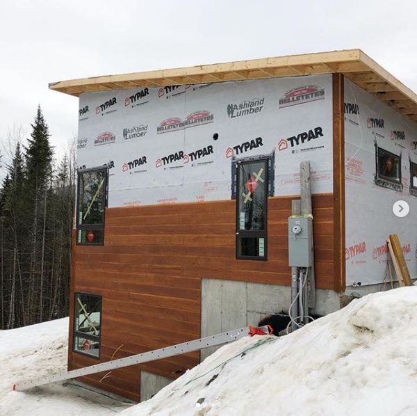 Franconia Mountain Modern T01265 exterior construction in the snow