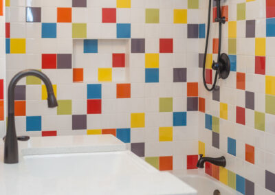T01432 Albemarle County Retreat Colorful Tile Bathroom
